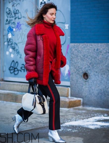 紅色衣服配什么顏色包包？紅色衣服搭配包包圖片