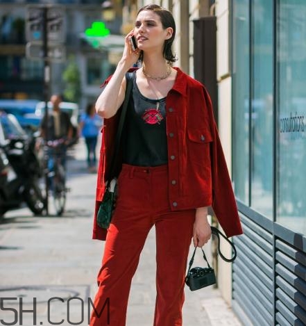 紅色衣服配什么顏色包包？紅色衣服搭配包包圖片