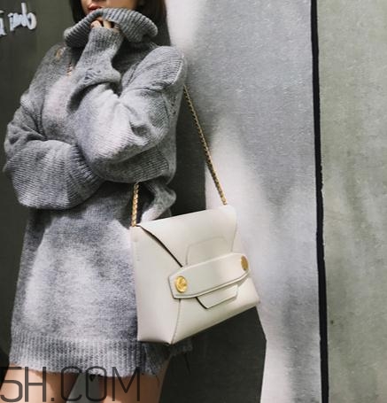 白色包包被衣服染色了怎么辦？白色包包染色怎么去除？