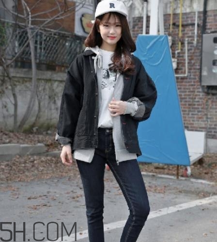 牛仔外套很硬怎么辦？牛仔外套洗完變硬是什么原因？