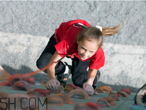 小孩攀巖的好處有哪些？戶外活動(dòng)對(duì)孩子的好處
