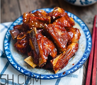 糖醋排骨醋什么時(shí)候放？糖醋排骨對身體有什么好處