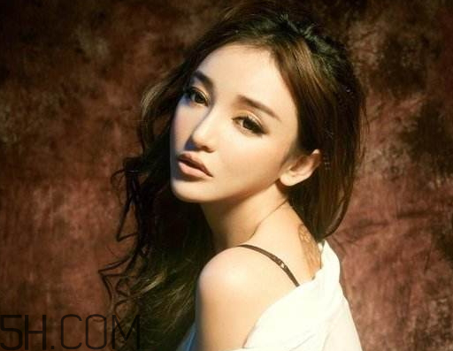 女神說(shuō)狗喝水什么意思 狗喝水什么意思 女神說(shuō)狗喝水什么意思 狗喝水什么意思