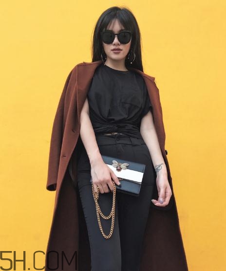 羊毛大衣會(huì)越穿越大嗎？羊毛大衣變形了怎么辦？