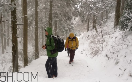 下雪爬山要準(zhǔn)備什么？爬山后小腿疼怎么按摩？