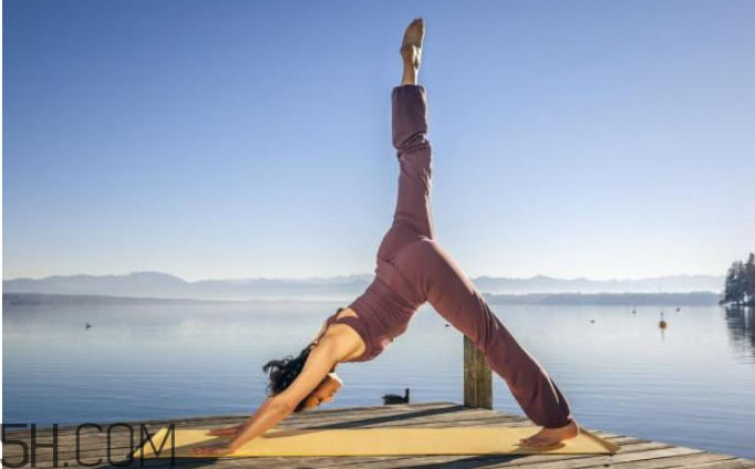 練瑜伽可以矯正駝背嗎？床上瑜伽有助睡眠減肥嗎？