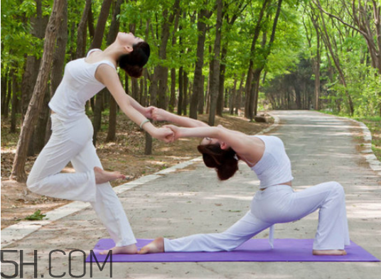 瑜伽早上練好還是晚上好？瑜伽怎么治駝背？