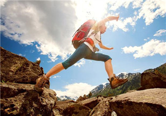 爬山為什么會膝蓋疼？夏季登山注意事項