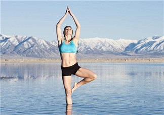 瑜伽早上練好還是晚上好？瑜伽怎么治駝背？