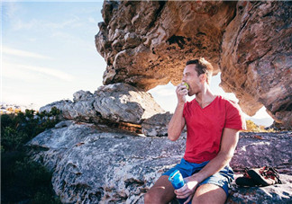 爬山要帶什么吃的？爬山耳鳴怎么回事？