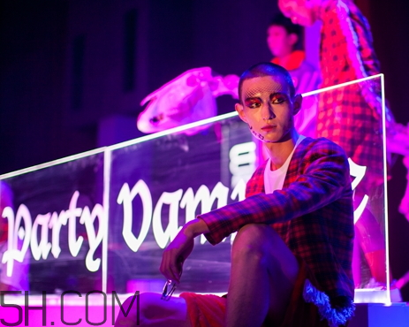 血色百威廣告曲 血色百威廣告背景音樂(lè)是什么 血色百威廣告曲 血色百威廣告背景音樂(lè)是什么