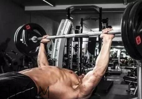 臥推要不要挺腰？臥推要直上直下嗎？