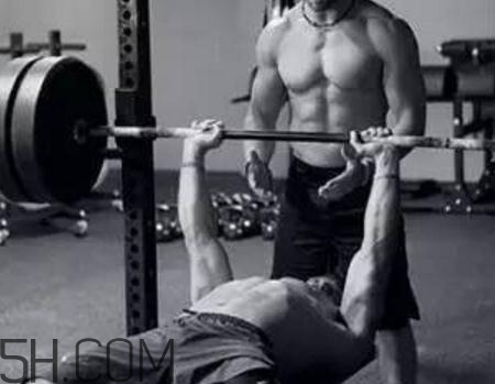 臥推要不要挺腰？臥推要直上直下嗎？