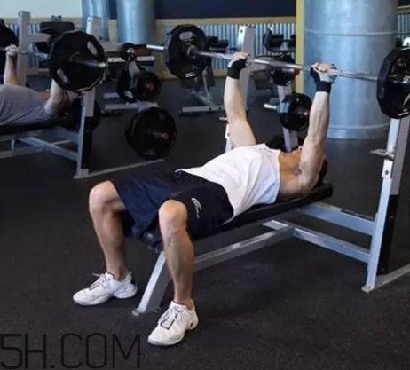 臥推是練什么的？臥推是有氧還是無氧？