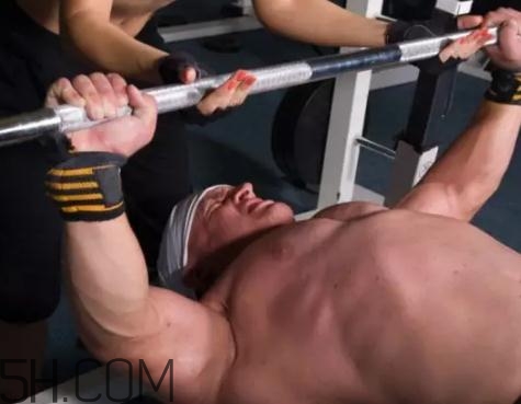 臥推能練腹肌嗎？臥推可以豐胸嗎？