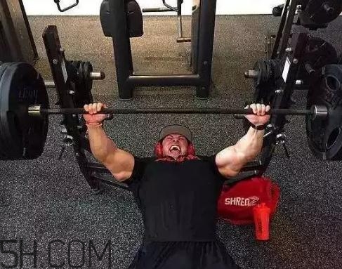 臥推能練腹肌嗎？臥推可以豐胸嗎？