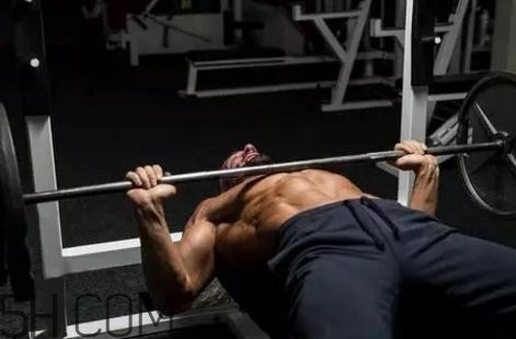 臥推要不要觸胸？臥推速度快好還是慢好？