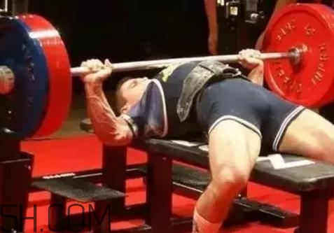 臥推要不要觸胸？臥推速度快好還是慢好？