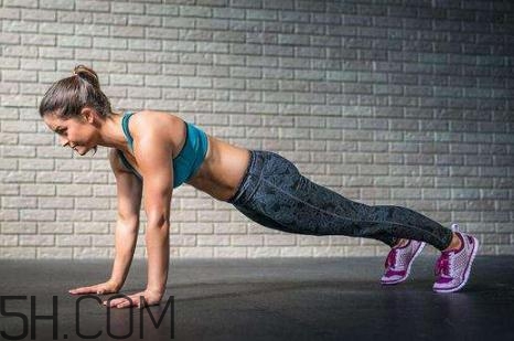 臥推和俯臥撐哪個好？臥推和俯臥撐練胸區(qū)別