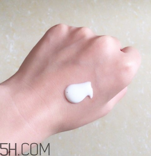 日吻牛初乳保濕提亮精華乳液怎么樣？多少錢？