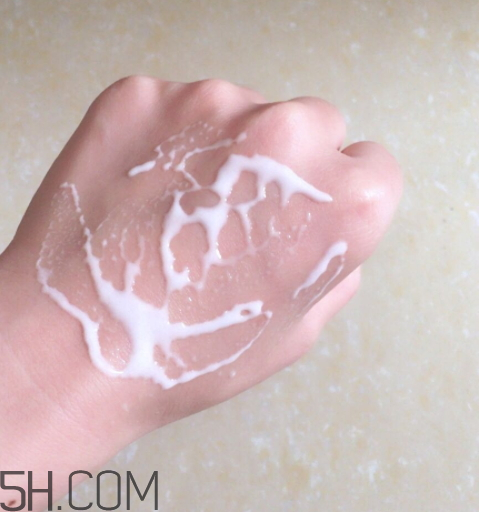 日吻牛初乳保濕提亮精華乳液怎么樣？多少錢？