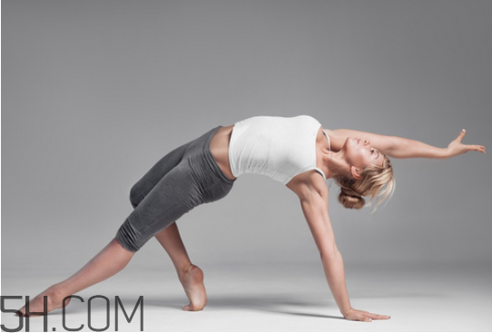 自學(xué)瑜伽從哪些體式入手？瑜伽能減肥嗎？