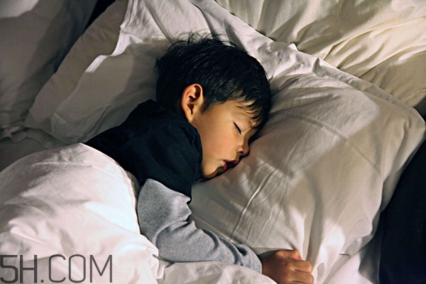 男人經(jīng)常熬夜會(huì)影響生育嗎 男人也要對(duì)自己好一點(diǎn) 男人經(jīng)常熬夜會(huì)影響生育嗎 男人也要對(duì)自己好一點(diǎn)