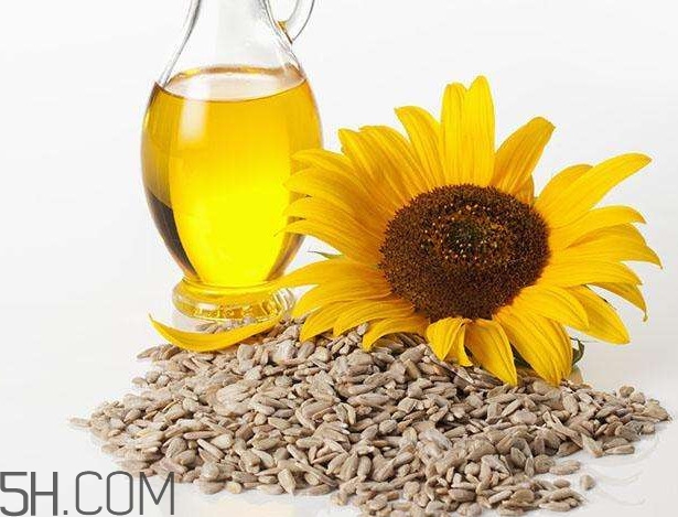 葵花籽油有轉(zhuǎn)基因的嗎？葵花籽油和玉米油哪個好