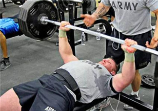 臥推能練腹肌嗎？臥推可以豐胸嗎？