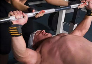 臥推要不要觸胸？臥推速度快好還是慢好？