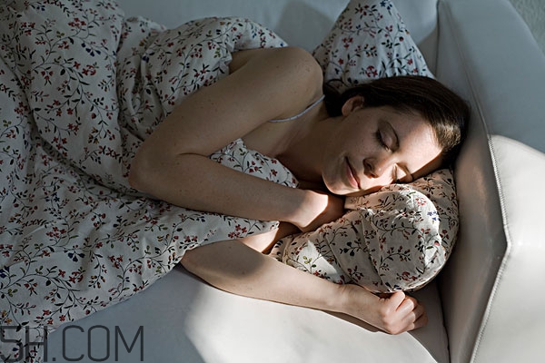 男人經(jīng)常熬夜會(huì)影響生育嗎 男人也要對(duì)自己好一點(diǎn) 男人經(jīng)常熬夜會(huì)影響生育嗎 男人也要對(duì)自己好一點(diǎn)