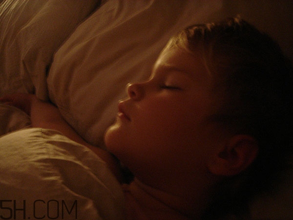 男人經(jīng)常熬夜會(huì)影響生育嗎 男人也要對(duì)自己好一點(diǎn) 男人經(jīng)常熬夜會(huì)影響生育嗎 男人也要對(duì)自己好一點(diǎn)