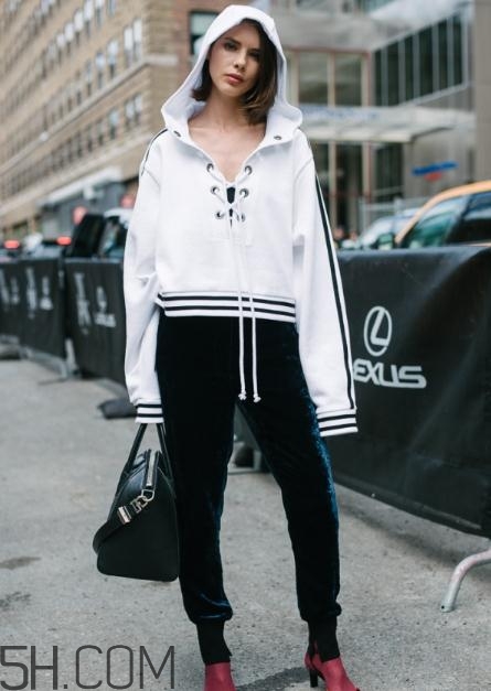 肩寬的女生適合穿衛(wèi)衣嗎？肩寬穿衛(wèi)衣好看嗎？