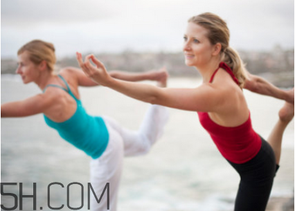 膝蓋疼怎么練瑜伽好？冬天練瑜伽的好處