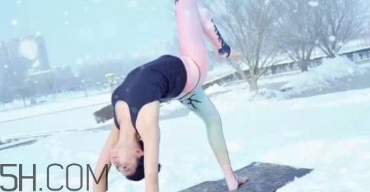 膝蓋疼怎么練瑜伽好？冬天練瑜伽的好處