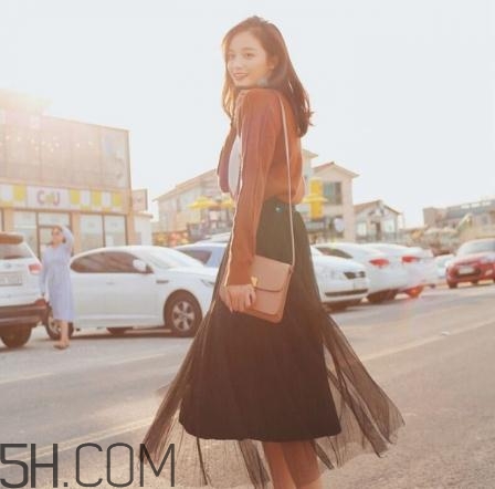 衛(wèi)衣搭配裙子好看嗎？衛(wèi)衣和裙子怎么搭配？