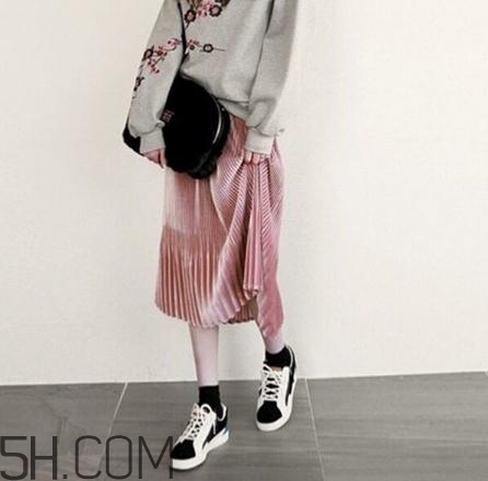 衛(wèi)衣搭配裙子好看嗎？衛(wèi)衣和裙子怎么搭配？