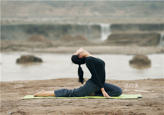 什么瑜伽豐胸效果好？睡前瑜伽動作解析