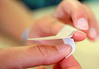 創(chuàng)可貼哪個(gè)牌子比較好？亂用創(chuàng)可貼有什么危害