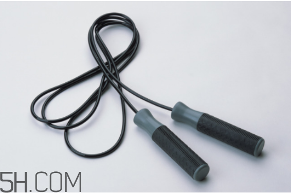 無繩跳繩和有繩跳繩哪個好？跳繩腿會變粗嗎？