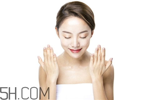 青春痘能用紅霉素軟膏嗎？青春痘能用蘆薈膠嗎？