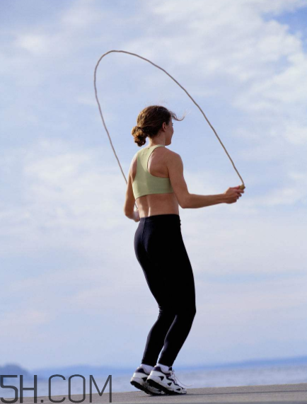 跳繩是有氧運(yùn)動還是無氧運(yùn)動？跳繩后小腿酸痛的原因