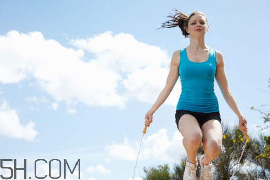 怎樣跳繩能減肚子贅肉？冬天跳繩不出汗能減肥嗎？
