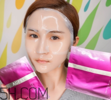 歐珀萊抗皺緊膚凝膠面膜怎么樣？好用?。?></p><p>像果凍般緊貼皮膚，感覺(jué)好舒服。像是一層厚厚的膠原蛋白貼在皮膚上面。</p><p style=