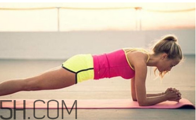 女生平板支撐多長時間算好？練習(xí)平板支撐注意事項