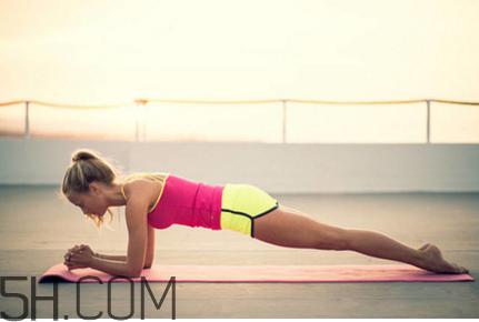 平板支撐一般人能堅持多久？平板支撐每天做多久合適？