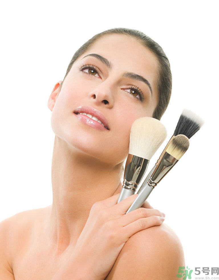 用什么粉餅美白效果好？粉餅與粉底液的區(qū)別？