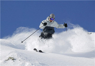 滑雪穿什么衣服比較好？滑雪鞋怎么穿？