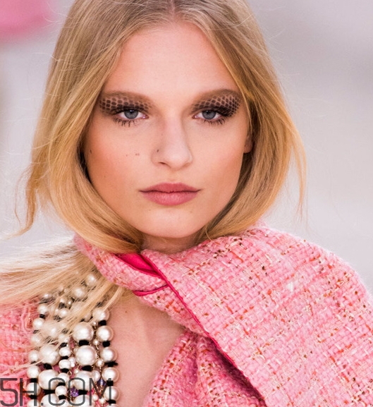 裸粉色口紅是什么顏色？裸粉色口紅試色