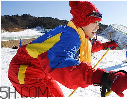 滑雪服什么牌子好？滑雪服和沖鋒衣哪個(gè)好？